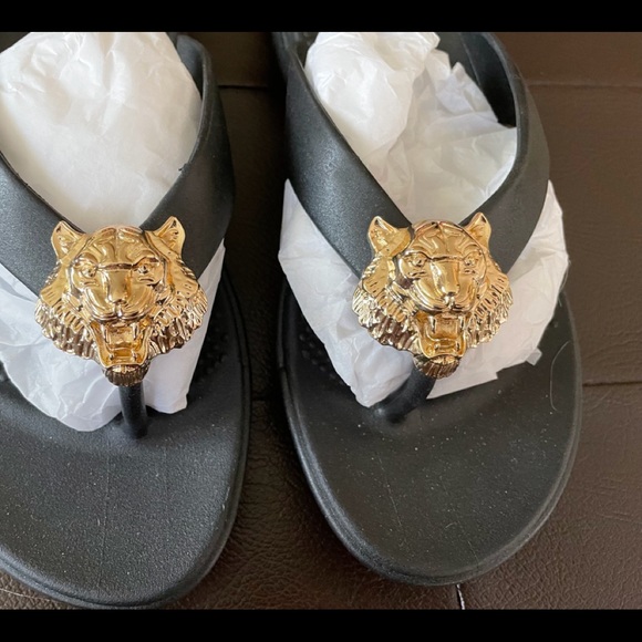 Oka B Aubie flip flops. SZ 7. NWT. $25 - Picture 2 of 6